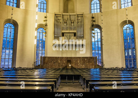 Frankfurt am Main, Hessen. Paulskirche, St. Paul's Kirche Innenraum. Oval Montagehalle mit Sitzgelegenheiten, hohen Fenstern, Orgel. Als Treffpunkt für Tannen verwendet Stockfoto