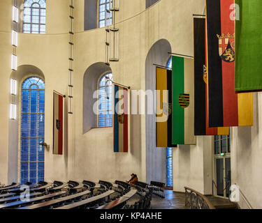 Frankfurt am Main, Hessen. Paulskirche, St. Paul's Kirche Innenraum. Oval Montagehalle mit Sitzgelegenheiten, hohen Fenstern, Flaggen. Als Treffpunkt für verwendet Stockfoto