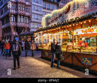 Frankfurt am Main, Deutschland. Traditionelle deutsche Marktstände am Römerberg mit historischen Fachwerk Reihenhäuser, Stockfoto