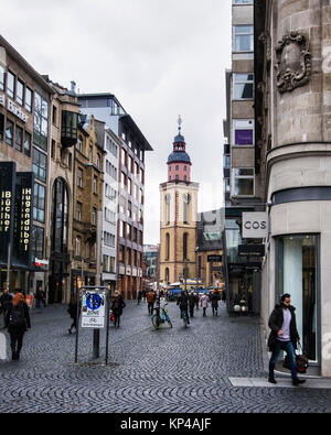 Frankfurt am Main, Hessen.Stein Straße Fußgängerzone mit Geschäften und Blick auf die St. Catherine's Barocke Kirche, Katharinenkirche Stockfoto