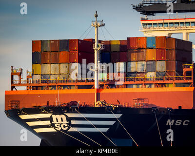 UK Trade-Container auf einem Schiff im Hafen Felixstowe geladen, der größten Containerhafen in Großbritannien. Stockfoto