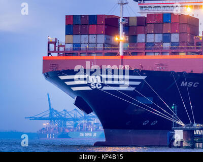 UK Trade-Container auf einem Schiff im Hafen Felixstowe geladen, der größten Containerhafen in Großbritannien. Stockfoto