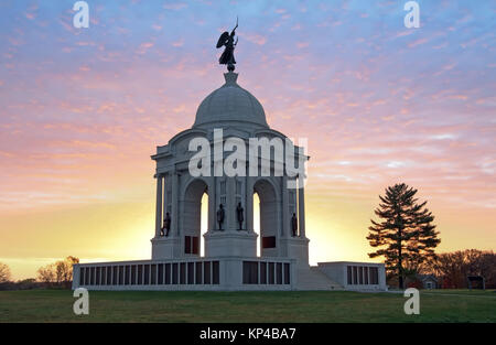 Sonnenaufgang am Pennsylvania Monument in Gettysburg National Military Park. Stockfoto