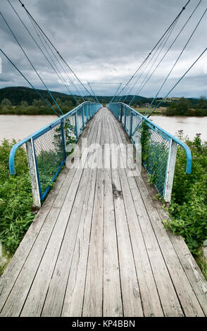 Brücke über den braunen Fluss in der Landschaft Stockfoto