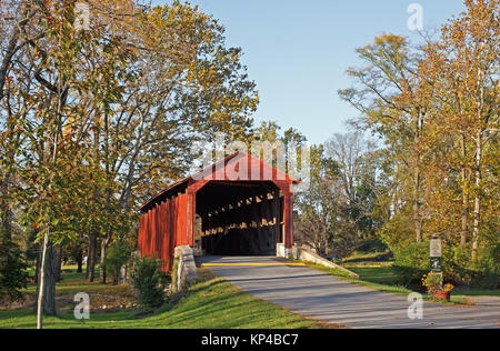 Pool Forge Covered Bridge im Herbst, Lancaster County, Pennsylvania, USA. Stockfoto