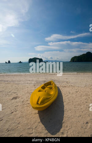 Gelbe Kayak auf leeren Strand Stockfoto