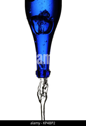 Wasser wird von einem blauen Glas Flasche geleert Stockfoto