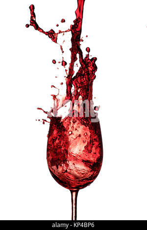 Rot Wein gegossen zu einem Glas Wein aus einer Höhe Stockfoto