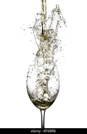 Weißwein gegossen wird in ein Glas Wein aus einer Höhe Stockfoto