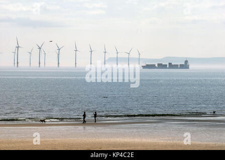 Windpark und Container schiff über Seaton Carew Strand Stockfoto
