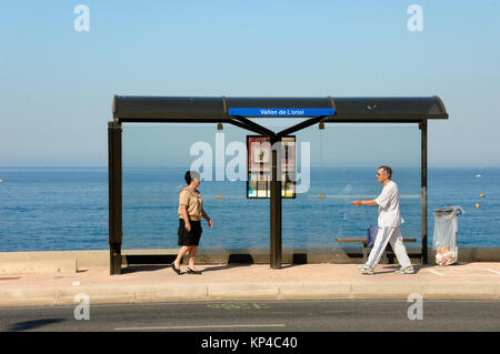 Paar an der Bushaltestelle an der Corniche Kennedy Küstenstraße, Vallon de L'Oriol, Marseille, Provence, Frankreich Stockfoto