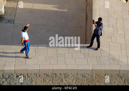 Lokale Jugendliche fotografieren einander auf den Mauern des Fort Saint Jean Marseille Provence Frankreich Stockfoto