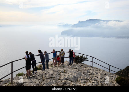Touristen genießen einen Nebelhaften Blick über das Mittelmeer und die Calanques National Park von der Route Des Cretes Straße die Küste in der Nähe von Cassis Provence Stockfoto