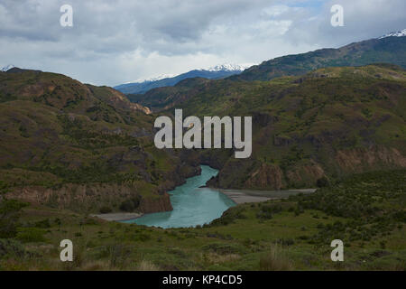 Zusammenfluss von Rio Chacabuco mit der Eiszeitlichen blaue Wasser des Rio Baker entlang der Carretera Austral in Patagonien, Chile Stockfoto