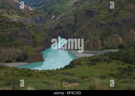 Zusammenfluss von Rio Chacabuco mit der Eiszeitlichen blaue Wasser des Rio Baker entlang der Carretera Austral in Patagonien, Chile Stockfoto