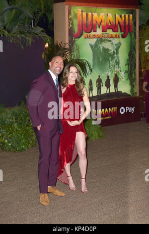 Dwayne Johnson und sein Partner Lauren Hashian nehmen an der "Jumanji: Willkommen im Dschungel" Premiere in TCL Chinese Theatre am 11. Dezember in Hollywood, Kalifornien 2017. Stockfoto