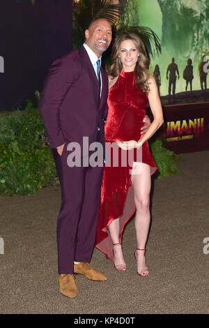 Dwayne Johnson und sein Partner Lauren Hashian nehmen an der "Jumanji: Willkommen im Dschungel" Premiere in TCL Chinese Theatre am 11. Dezember in Hollywood, Kalifornien 2017. Stockfoto