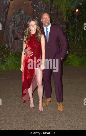 Dwayne Johnson und sein Partner Lauren Hashian nehmen an der "Jumanji: Willkommen im Dschungel" Premiere in TCL Chinese Theatre am 11. Dezember in Hollywood, Kalifornien 2017. Stockfoto