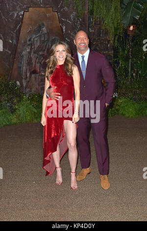 Dwayne Johnson und sein Partner Lauren Hashian nehmen an der "Jumanji: Willkommen im Dschungel" Premiere in TCL Chinese Theatre am 11. Dezember in Hollywood, Kalifornien 2017. Stockfoto