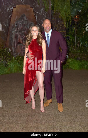 Dwayne Johnson und sein Partner Lauren Hashian nehmen an der "Jumanji: Willkommen im Dschungel" Premiere in TCL Chinese Theatre am 11. Dezember in Hollywood, Kalifornien 2017. Stockfoto