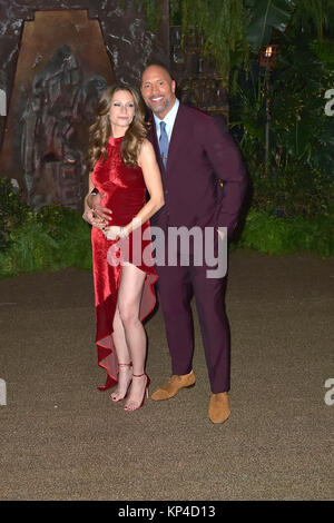 Dwayne Johnson und sein Partner Lauren Hashian nehmen an der "Jumanji: Willkommen im Dschungel" Premiere in TCL Chinese Theatre am 11. Dezember in Hollywood, Kalifornien 2017. Stockfoto