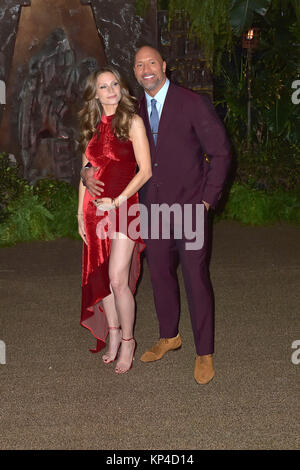 Dwayne Johnson und sein Partner Lauren Hashian nehmen an der "Jumanji: Willkommen im Dschungel" Premiere in TCL Chinese Theatre am 11. Dezember in Hollywood, Kalifornien 2017. Stockfoto