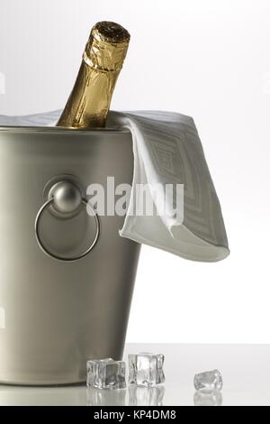 Champagner auf einem Eiskübel Stockfoto