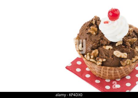 Schokoladeneis mit Erdnüssen in Kegel Stockfoto