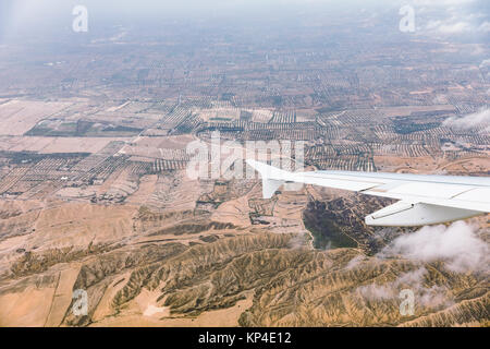 Luftaufnahme der Landschaft in Tunesien. Wüste gepflanzt mit Bäumen. Blick aus dem Flugzeug. Stockfoto