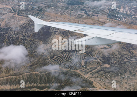 Luftaufnahme der Landschaft in Tunesien. Wüste gepflanzt mit Bäumen. Blick aus dem Flugzeug. Stockfoto