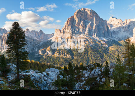 Schöne Herbstfarben in Dolomiten, Peak, Cinque Torri Tofana Berg in Italien, Europa Stockfoto