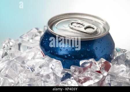 In der Nähe von blauen Cola Dose Stockfoto