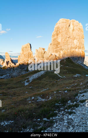 Cinque Torri Berg, schöne Herbstfarben in Dolomiten im Hintergrund Tofana Höhepunkt im Tal Cortina D'Ampezzo Stadt in Italien, Europa Stockfoto