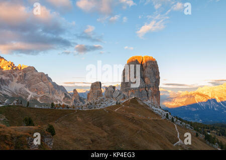 Cinque Torri Berg, schöne Herbstfarben in Dolomiten im Hintergrund Tofana Höhepunkt im Tal Cortina D'Ampezzo Stadt in Italien, Europa Stockfoto