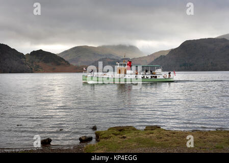 Ullswater Dampfgarer Western Belle gesehen auf einem Winter Kreuzfahrt auf dem See aus Aira Kraft pier, Ullswater, Lake District, Cumbria, Großbritannien Stockfoto