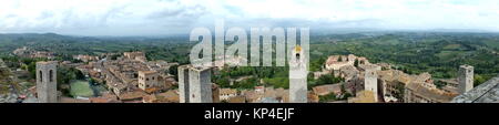 Panoramablick auf die mittelalterlichen Türme und terrakottafarbenen Dächer im legendären San Gimignano, Toskana, Italien Stockfoto