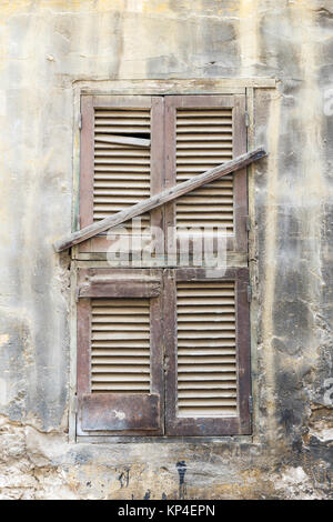 Alte Holz- Fenster mit Brettern abgedichtet. Stockfoto