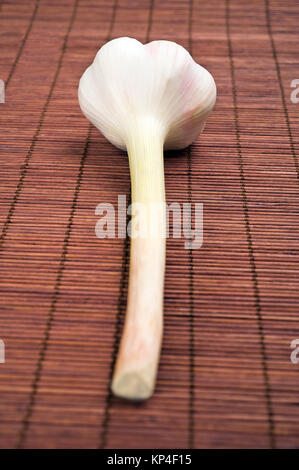 Frischer Knoblauch auf Holz Hintergrund Stockfoto