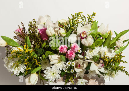 Zusammensetzung der Blüten von Rosen, Orchideen, Tulpen, Hyazinthen und hrzemtem. Blumenschmuck in einer Box für ein Mädchen von Rosen, Tulpen und Stockfoto