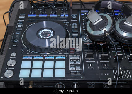 Musik Konsole und Kopfhörer für DJS. DJ Console cd mp4 DJ Mischpult Musik Party im Nachtclub. DJ Console für Experimente mit Musik Stockfoto
