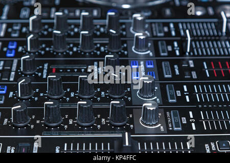 DJ Console cd mp4 DJ Mischpult Musik Party im Nachtclub. DJ Console für Experimente mit Musik Stockfoto