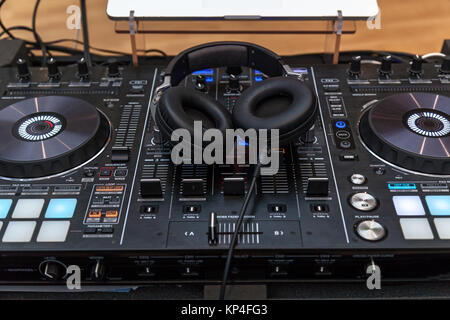 Musik Konsole und Kopfhörer für DJS. DJ Console cd mp4 DJ Mischpult Musik Party im Nachtclub. DJ Console für Experimente mit Musik Stockfoto