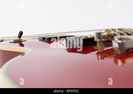 Wein rote Farbe Les Paul Custom-style E-Gitarre, Studio, Nahaufnahme, die den Körper, Kopf, Humbucker Pickups, Knöpfe und Gold hardware. Stockfoto