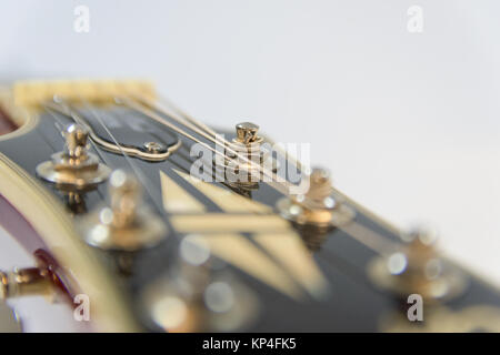 Wein rote Farbe Les Paul Custom-style E-Gitarre, Studio, Nahaufnahme, die den Körper, Kopf, Humbucker Pickups, Knöpfe und Gold hardware. Stockfoto