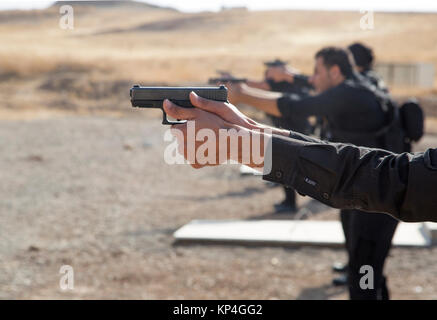 Asayish Mitglieder schießen auf Palette Ziele bei der Ausbildung der Polizei an der Kurdistan Training Coordination Center, östlich von Erbil, Irak: 23. Oktober 2017. Die KTCC ist ein Combined Joint Task Force - inhärenten Building Partner Kapazität beheben Standort Training Partner Kräfte und Verstärkung ihrer Wirksamkeit auf dem Schlachtfeld gewidmet. CJTF-OIR ist die globale Koalition zu besiegen ISIS im Irak und in Syrien. (U.S. Armee Stockfoto