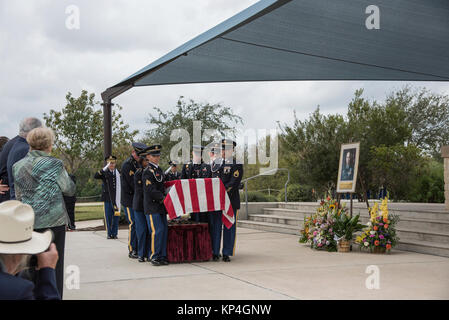 Pensionierte General Richard E. Cavazos, die US-Armee des ersten Hispanic Vier-Sterne-General, Schatulle ist durch ehrenamtliche pallbearers Während seiner Internierung Zeremonie durchgeführt 14.11.2017, bei JBSA-Fort Sam Houston National Cemetery, San Antonio, Texas. 1976 Mexikanisch Cavazos militärische Geschichte, indem Sie die erste Hispanic der Brigadegeneral in der United States Army zu erreichen. Weniger als 20 Jahre später, ist der gebürtige Texan würde wieder Geschichte machen, die von der Armee des ersten Hispanic Vier-Sterne-General ernannt wurde. Er hatte seit 1984 Okt. 29 und starb nach langer Krankheit am 88. (U.s. Stockfoto