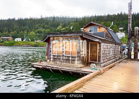 Queen Charlotte Island, Kanada - August 25th, 2017: einem hölzernen Hausboot am Charlotte Wharf festgemacht. Stockfoto