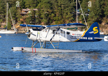 Salt Spring Island, Kanada - August 28th, 2017: Bayerische Flugzeugwerke Bf oder einem Wasserflugzeug Beaver DHC2 von Saltspring Air ready von Ganges Harbour marin zu nehmen Stockfoto