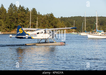 Salt Spring Island, Kanada - August 28th, 2017: Bayerische Flugzeugwerke Bf oder einem Wasserflugzeug Beaver DHC2 von Saltspring Air ready von Ganges Harbour Marina zu nehmen Stockfoto