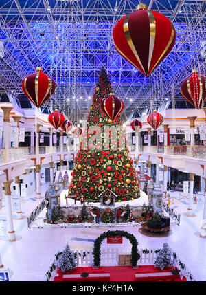 DUBAI, VAE - Dez 10: Weihnachtsbaum und Dekorationen an der Wafi Mall in Dubai, UAE, als am 10.Dezember 2017 gesehen. Der Komplex umfasst eine Mall, Hotel, Restaurants, Residenzen, und einen Nachtclub. Stockfoto